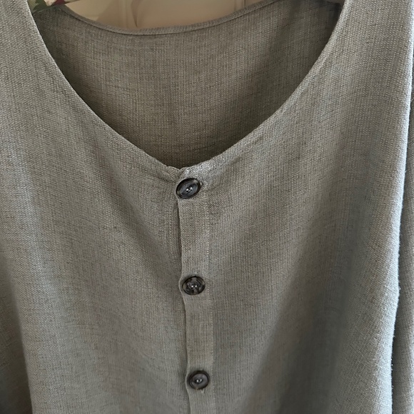 C P Shades 5 Button Willow Green Linen & Rayon Top-Like New (Large) - Picture 2 of 3